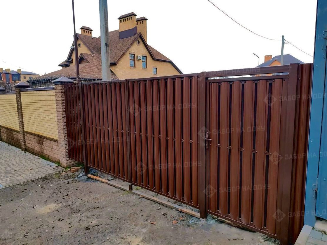 Ворота с калиткой для частного дома и дачи  в Волгодонске
